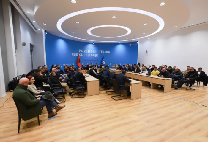 Fituesit që mbetën jashtë Parlamentit mblidhen për të ardhmen e PD-së