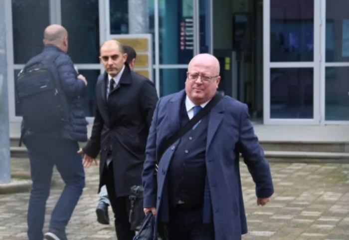 Avokati i Berishës thumbon takimin e Salianjit: Zhigolo politikë në kafene, PD-ja i ka prindërit gjallë!