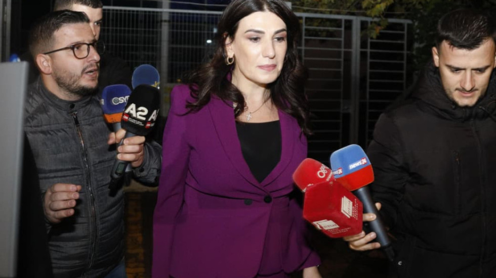 Dyshime për abuzime me tendera, drejtoresha e AKSHI-t 3 orë në SPAK