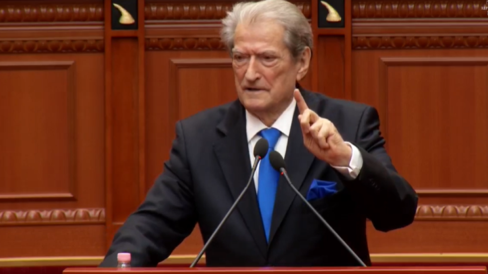Berisha akuzon nga Kuvendi për prishjen e provave: Doni të shihni bordellon e vërtetë...