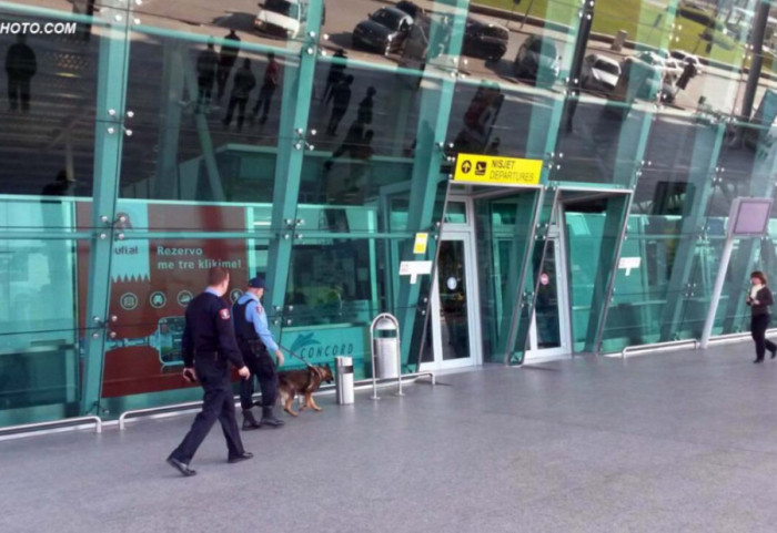 Ndalohet 36-vjeçari në Rinas, tentoi të hyjë në Shqipëri me 240 mijë euro të padeklaruara