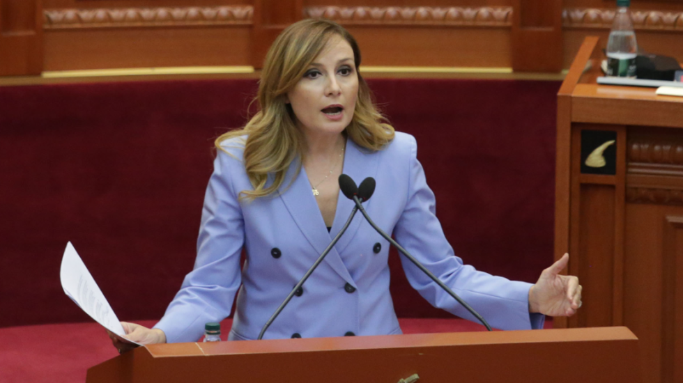 “Pastrimi i parave po varfëron shqiptarët”, Jorida Tabaku denoncon arsyet e rënies së euros