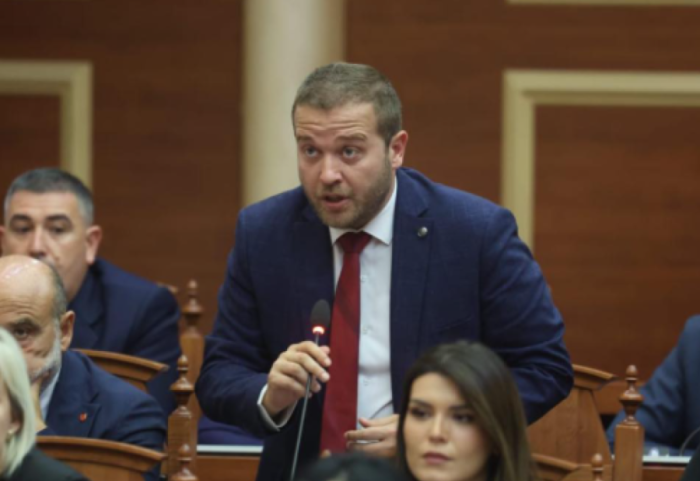 “Gjipeja, varri yt politik”, përplasje Noka-Bido në Kuvend: O Flamur që s’di kur u ngrit flamuri!