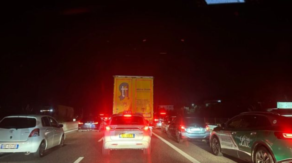 Trafik i rënduar në Tiranë-Elbasan, radhë kilometrike makinash