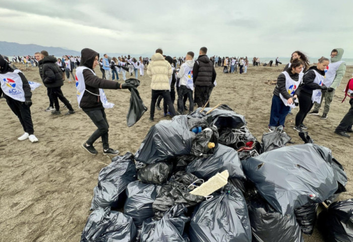 Aksion masiv në Velipojë, mbi 800 të rinj i bashkohen pastrimit të bregdetit