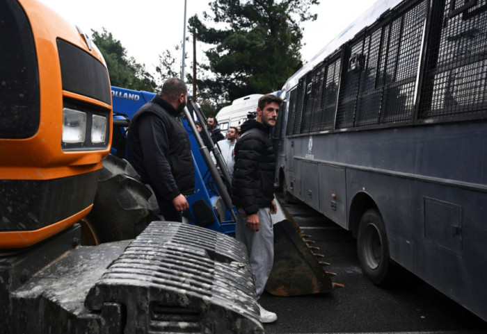 Fermerët grekë nuk heqin dorë nga kërkesat, bllokohet sërish aksi Kakavijë-Janinë