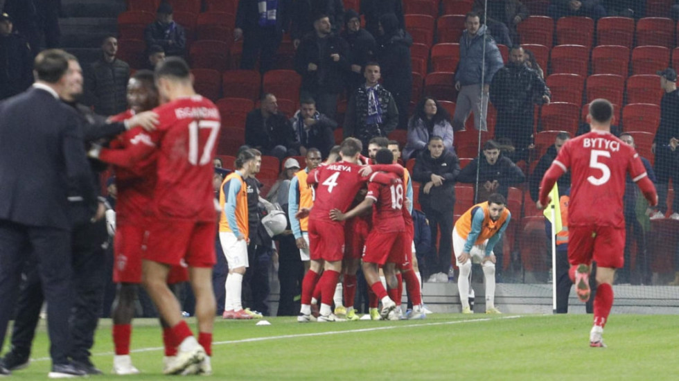 Hodhi fishekzjarrë gjatë derbit Tirana-Partizani, e pëson i riu