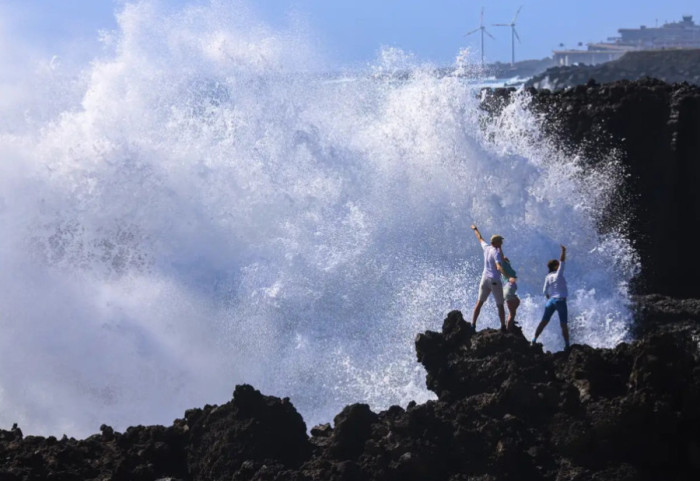 Tragjedi në Tenerife, 4 viktima prej valëve anomale deri në tre metra të larta