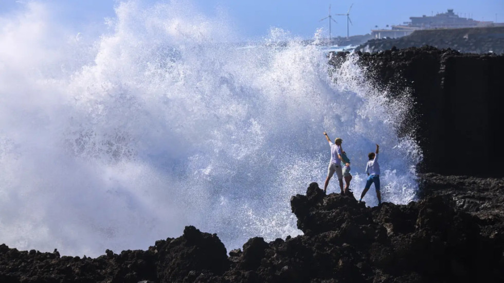 Tragjedi në Tenerife, 4 viktima prej valëve anomale deri në tre metra të larta
