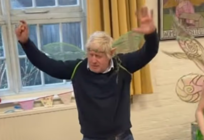 Ish-kryeministri vishet dhe kërcen si zanë në ditëlindjen e vajzës, video pushton rrjetin