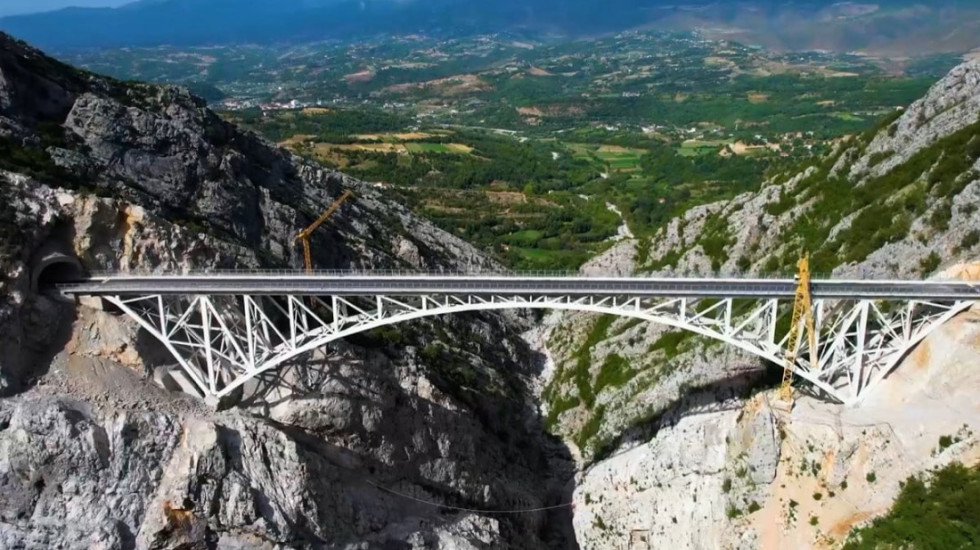 E rëndë në Klos, 39-vjeçari hidhet nga ura në rrugën e Arbrit