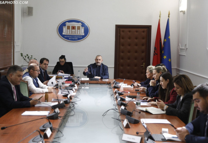 Avokati i Popullit prodhon debat tek "Ligjet", PD tërhiqet, mazhoranca dërgon për votim 6 kandidatë