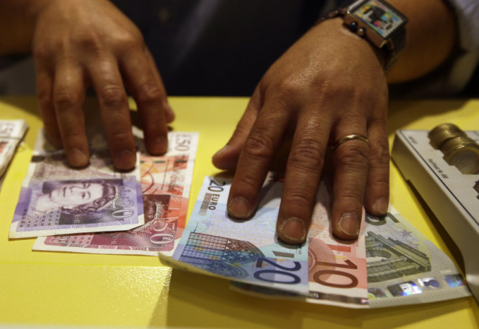 Prag festat, euro bie në minimum historik në kursin e këmbimit