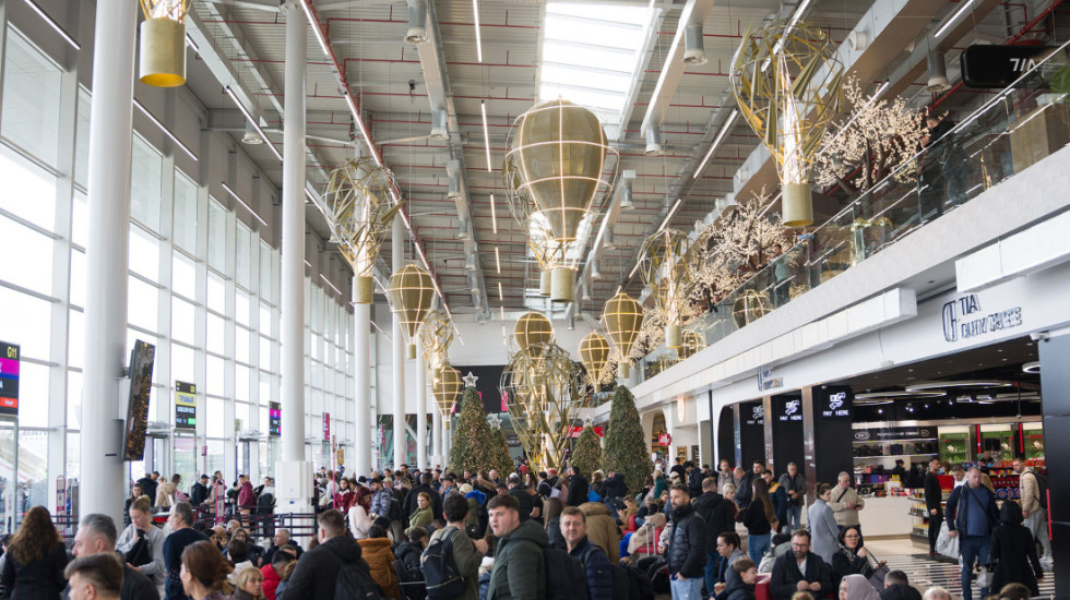 I kërkuari në Zvicër, kapet në Rinas, sekuestrohen dhe 12 mijë euro