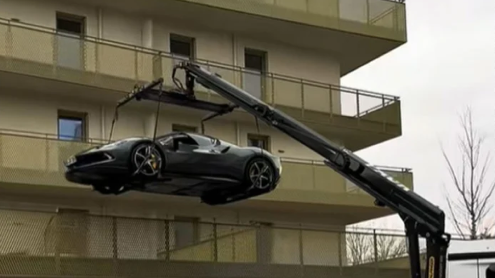 Nuk gjeti vend parkimi poshtë pallatit, biznesmeni ngjit Ferrarin luksoz në ballkon