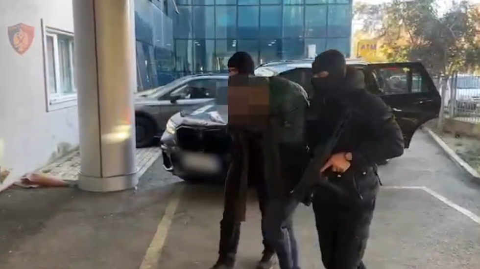 SPAK godet "Rrajat" në Nikël, arrestohet djali i ish-deputetit të PS dhe 9 të tjerë, policia gjen mbi 400 mijë euro