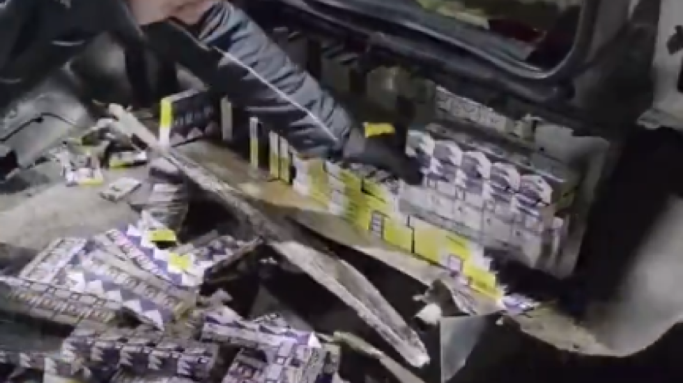E paprecedentë! 50,000 cigare kontrabandë të fshehura në makinë