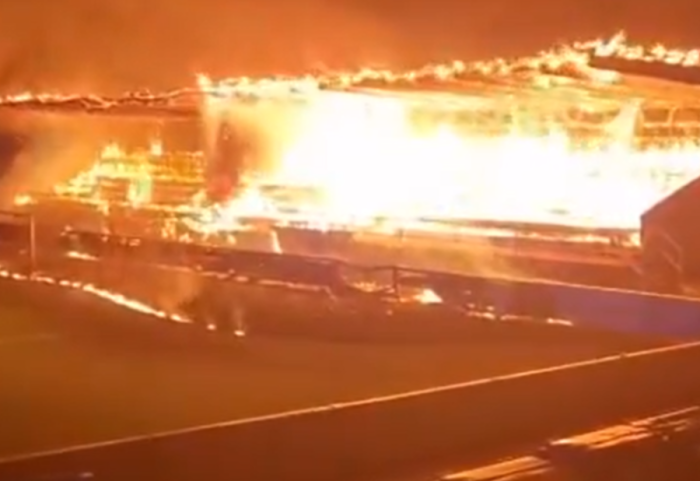 Klubi i futbollit bie nga kategoria, tifozët i vënë flakën stadiumit