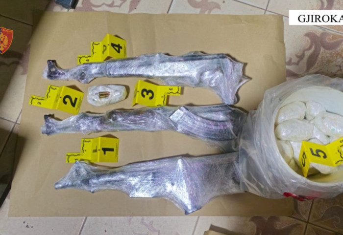 Arsenal armësh të fshehura në dollap, goditët grupi kriminal në Tiranë