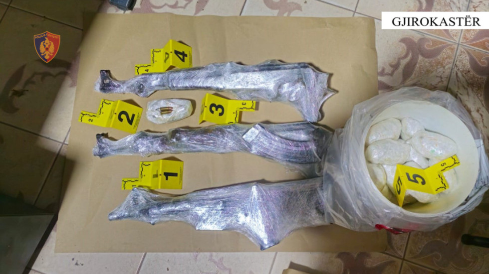 Arsenal armësh të fshehura në dollap, goditët grupi kriminal në Tiranë