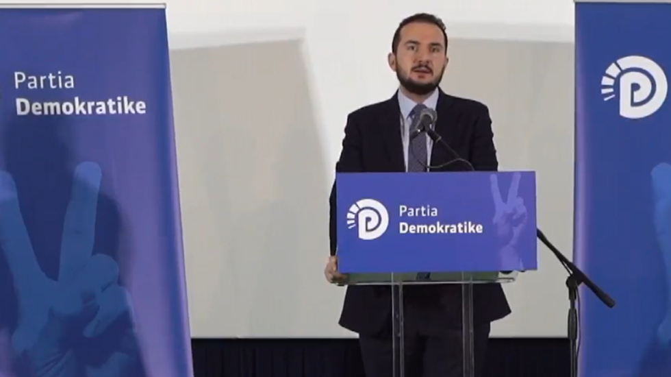 Foltorja paralele, Salianji takon të martën demokratët e Elbasanit