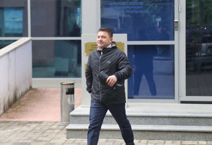 Abuzimi 33 milionë lekë me tenderat “përndjek” Elvis Roshin, ish-kryebashkiaku i Kavajës paraqitet në SPAK