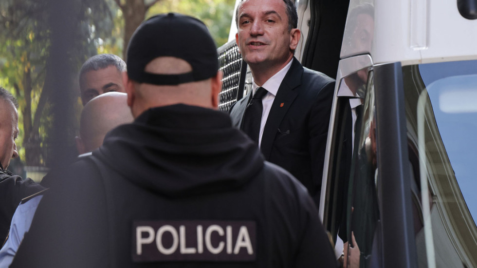 Veliaj “shkarkon” avokatin, gjykata i cakton një tjetër: GJKKO me dy standarde, Metës ia dha aktet