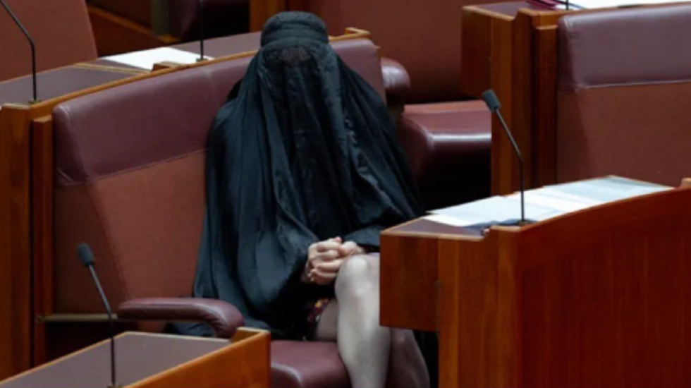 Politikania spanjolle provokon Parlamentin, vishet me hixhab dhe kërkon ndalimin e kësaj veshje në publik