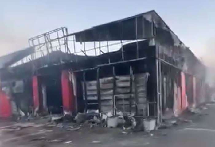 Shkrumbohet supermarketi në Vaun e Dejës, dyshimet e policisë për ngjarjen