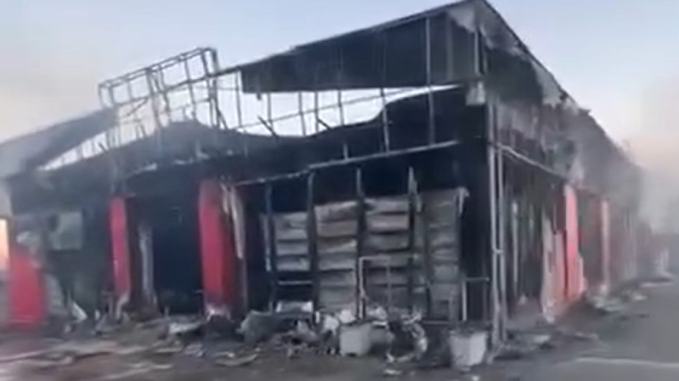 Shkrumbohet supermarketi në Vaun e Dejës, dyshimet e policisë për ngjarjen