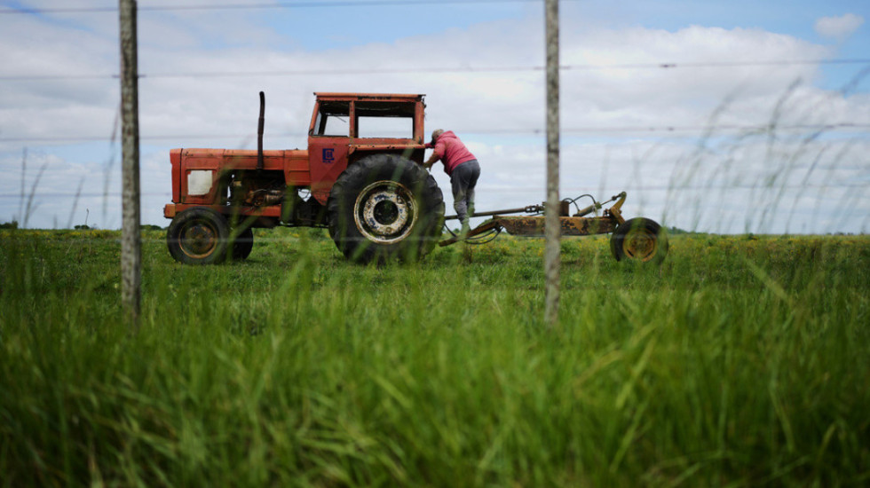 Përmbyset traktori, humb jetën i moshuari në Berat
