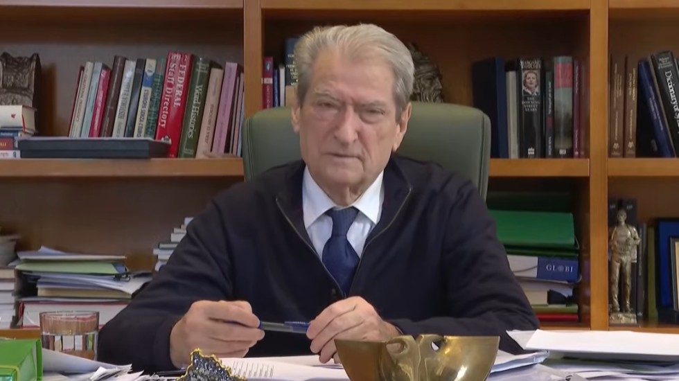 Berisha sulmon Kushtetuesen: I dha kohë Ballukut të fshehë dhe prishë provat