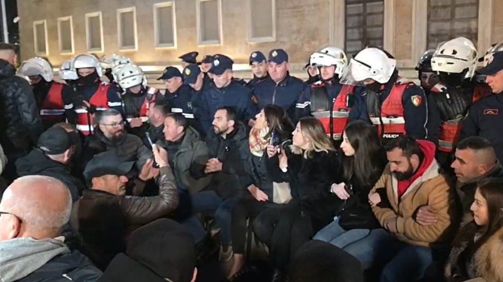 Tension te Kryeministria, policia provon t’i hapë vend protestuesve të PD, përplaset me mbështetësit e Lapajt