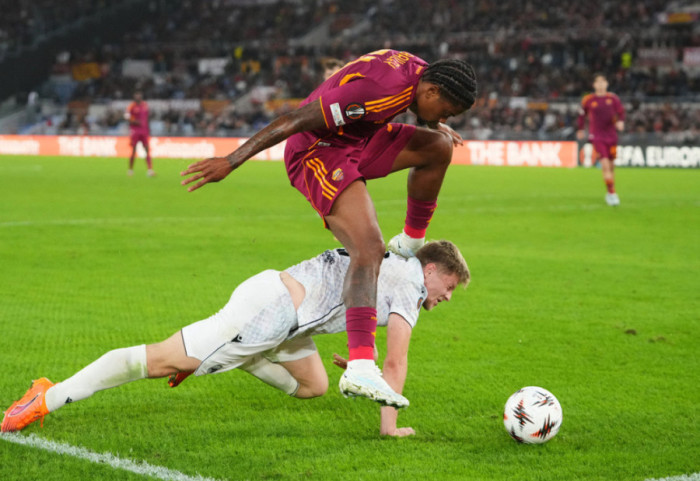 Roma drejt ëndrrës që zgjat 24 vite, mposht Comon në një mbrëmje të ftohtë