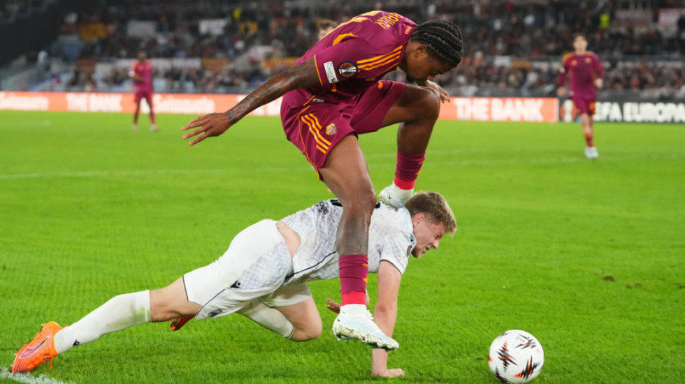 Roma drejt ëndrrës që zgjat 24 vite, mposht Comon në një mbrëmje të ftohtë