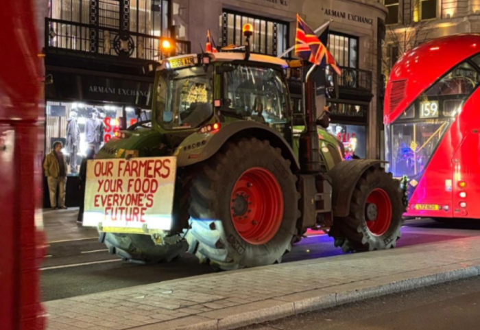 Fermerët britanikë “pushtojnë” rrugët elitare të Londrës me traktorë