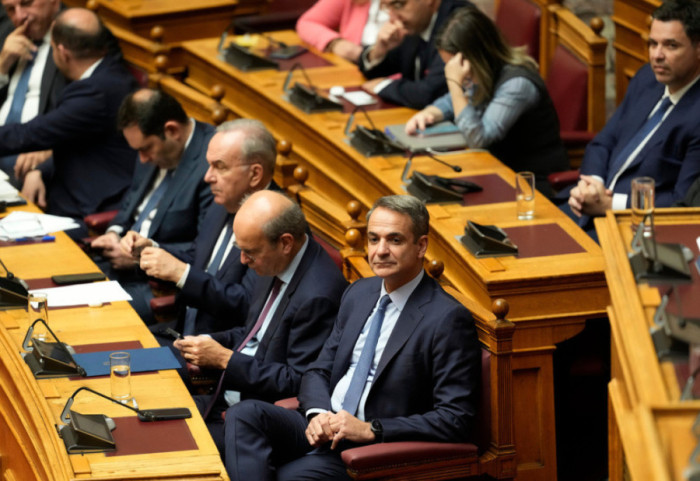 5 ditë debat, parlamenti grek miraton buxhetin për vitin e ri