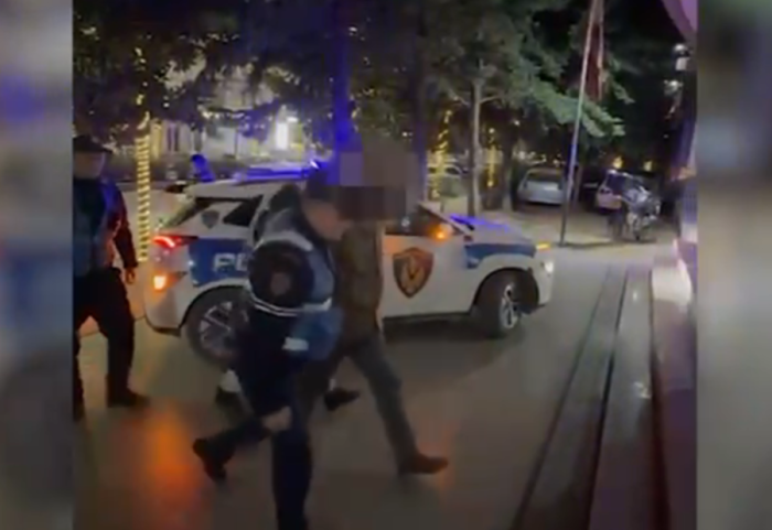 Shisnin armë zjarri, në pranga 2 persona në Kamzë, një tjetër në kërkim