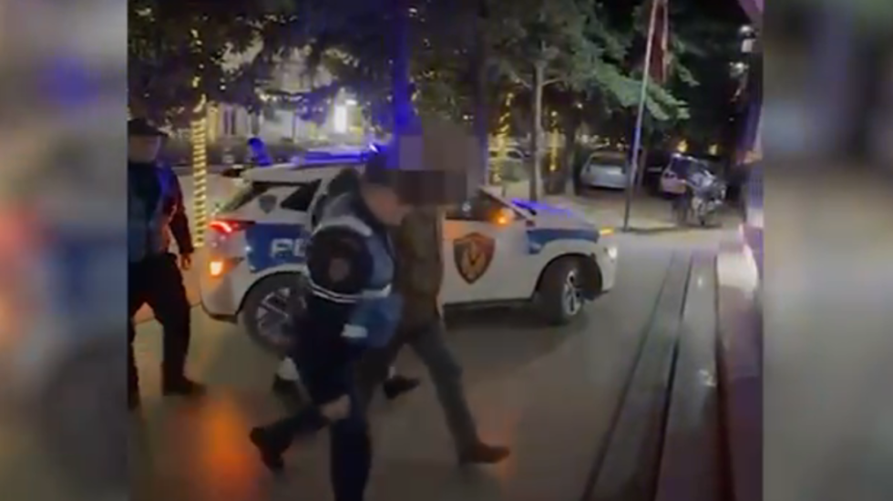 Shisnin armë zjarri, në pranga 2 persona në Kamzë, një tjetër në kërkim