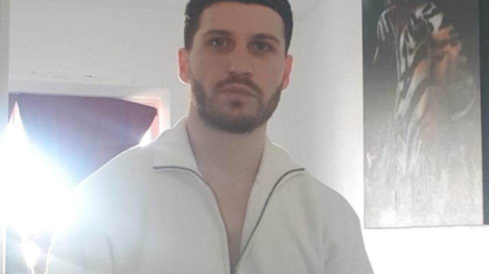 Plagosën me armë “Gucci-n” e Tik Tok, policia shpall në kërkim tre persona