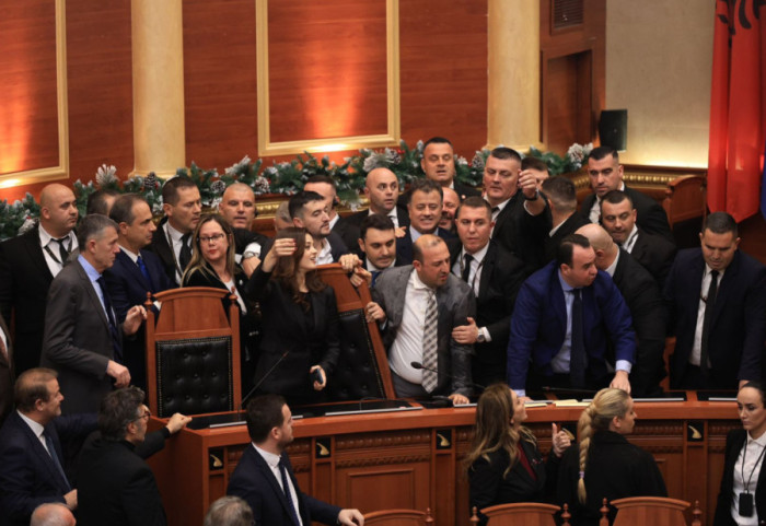 Seanca në Kuvend mbyllet mes kaosit, flakadanë brenda, zjarr jashtë godinës