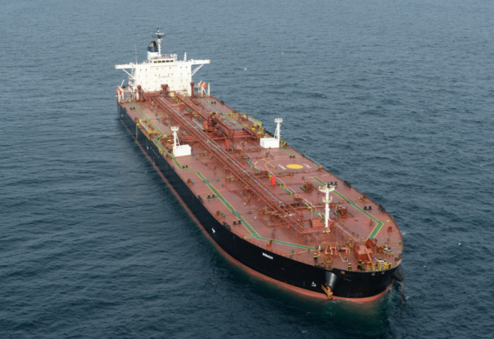 Ukraina godet një anije të “flotës hije” ruse që lundronte mes Greqisë e Libisë