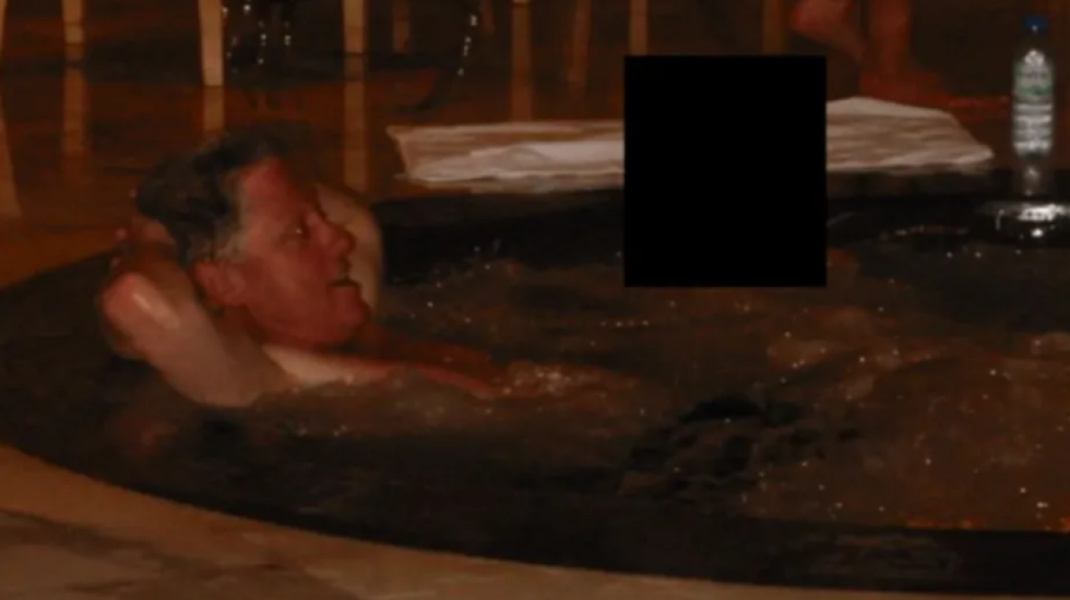 Publikimi i fotove të tij në pishinën e Jeffrey Epstein, reagon Bill Clinton