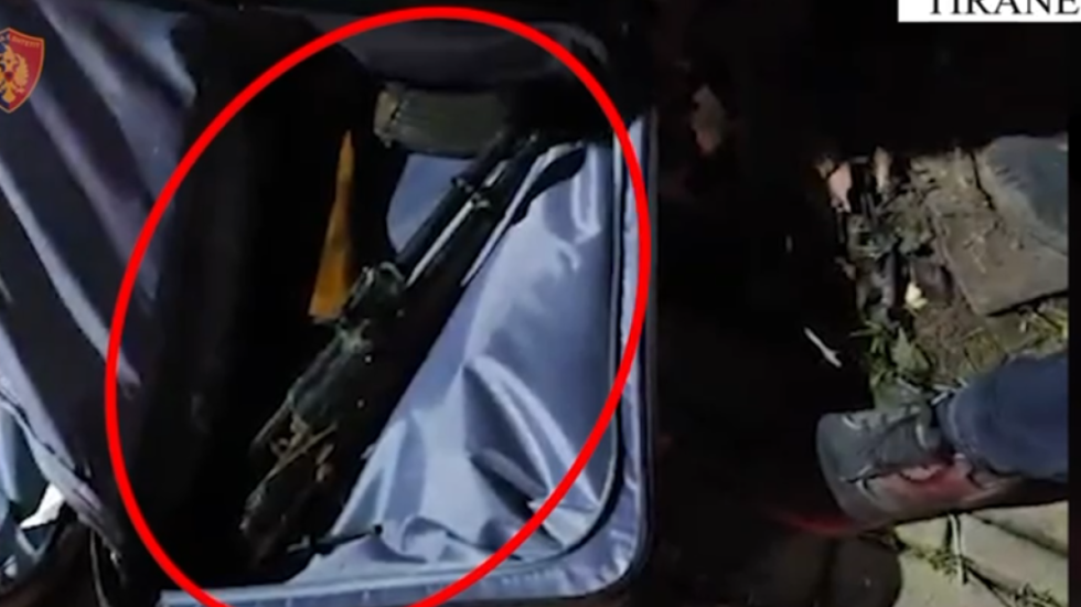 Kallashin në valixhe gati për shitje, bie në pranga 24-vjeçari në Tiranë