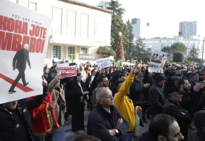 Tension tek Kryeministria, qytetarët përleshen me policinë në protestën e “Shqipëria Bëhet”