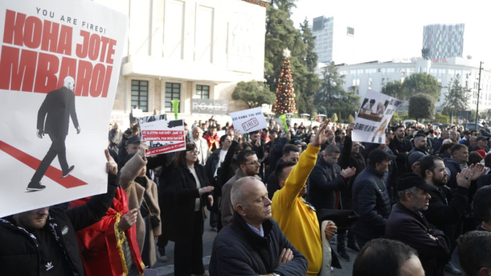 Tension tek Kryeministria, qytetarët përleshen me policinë në protestën e “Shqipëria Bëhet”