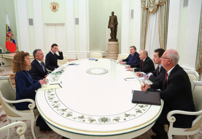 Diplomaci nën rrezet e diellit! Grupi i Trump dhe i besuari i Putin negociojnë paqen në Majemi