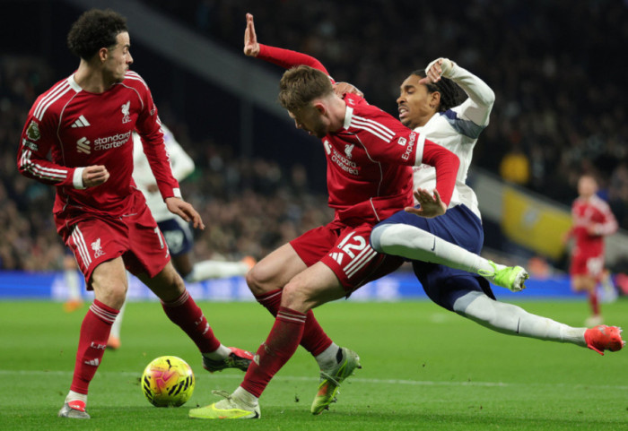 Liverpool-i mposht Tottenham-in e “skuqur” në Londër