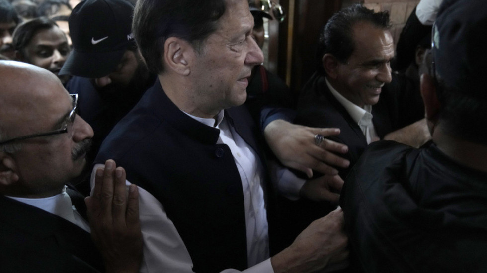 Pakistan: Akuzat për korrupsion, 17 vjet burg për ish-kryeministrin Imran Khan dhe bashkëshorten e tij