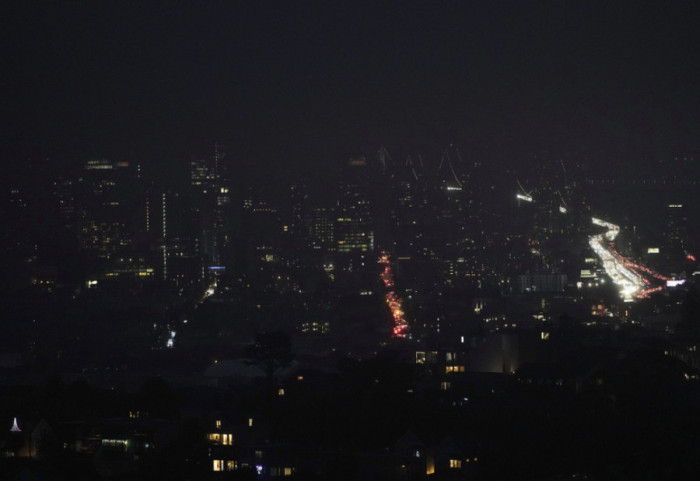 Zjarr në nënstacion le San Franciskon pa drita, 130,000 banorë në terr